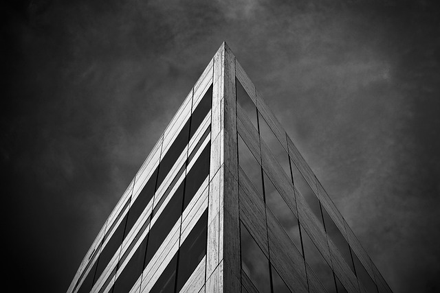 modern office building exterior with streaks and dirt on windows (commercial window cleaning near me)