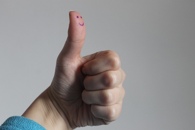 A homeowner giving a thumbs-up to a cleaning professional