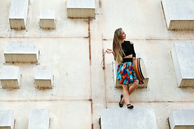 Mulher famosa usando espadrilhas de cunha em um evento de moda antigo
