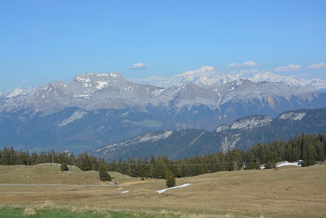 Panoramic view of the High Tatras mountains in Slovakia with a clear blue sky (en slovakia)