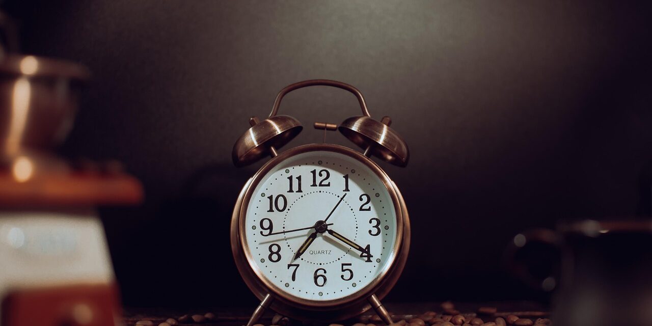 reloj marcando la medianoche