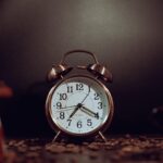 reloj marcando la medianoche