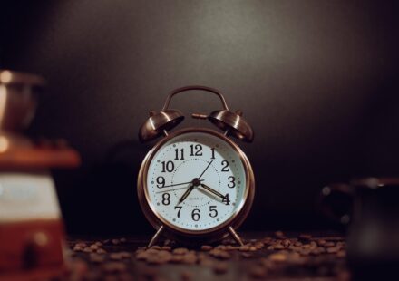 reloj marcando la medianoche