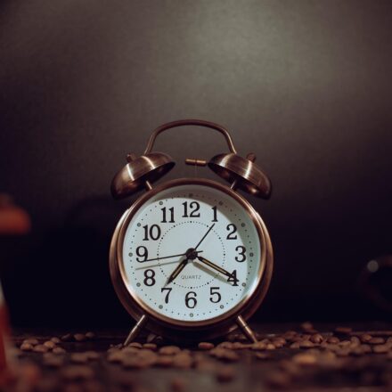 reloj marcando la medianoche
