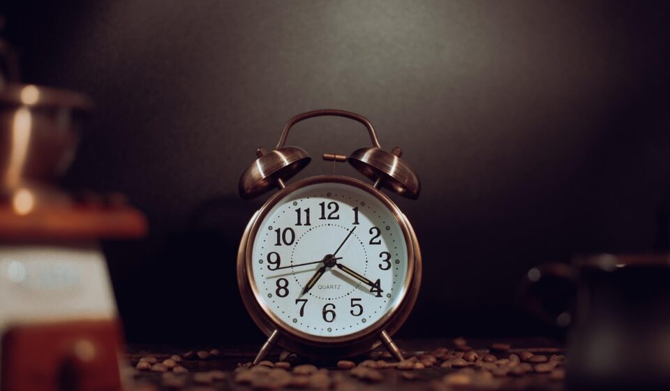 reloj marcando la medianoche