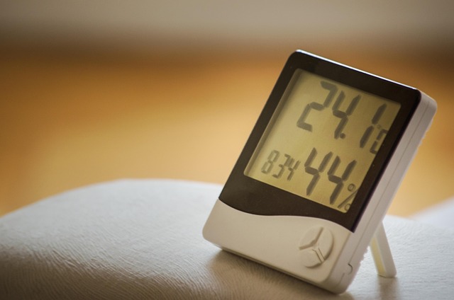 Split image showing a hygrometer displaying optimal humidity (40-50%) and two contrasting scenarios: high humidity causing mold, and low humidity causing dry skin.