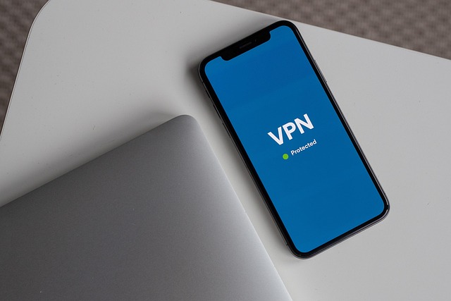 Illustration of a VPN connection securing internet traffic between a user's device and the internet.